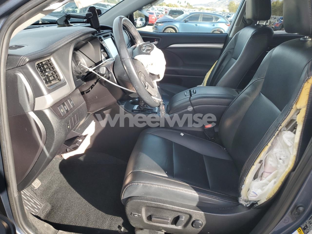 Photo 7 of 2019 TOYOTA HIGHLANDER SE (VIN 5TDKZRFH8KS312017)