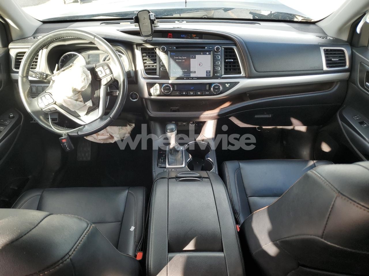 Photo 8 of 2019 TOYOTA HIGHLANDER SE (VIN 5TDKZRFH8KS312017)