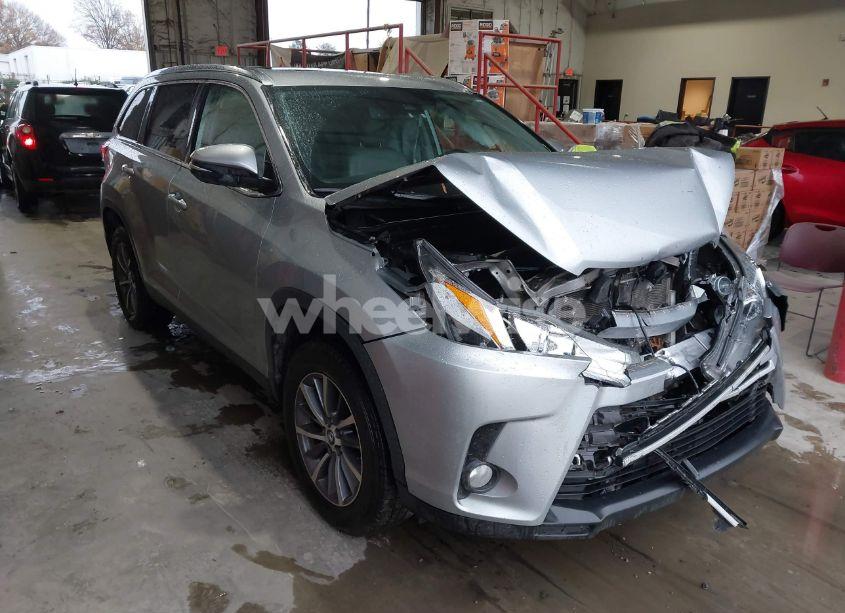 2019 Toyota Highlander XLE (VIN 5TDKZRFH8KS339489) main photo