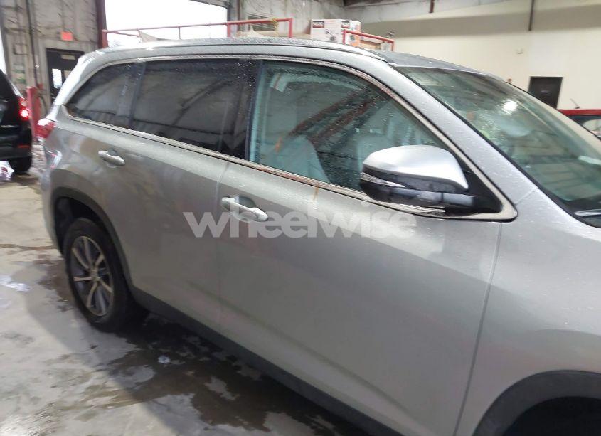 Photo 13 of 2019 Toyota Highlander XLE (VIN 5TDKZRFH8KS339489)