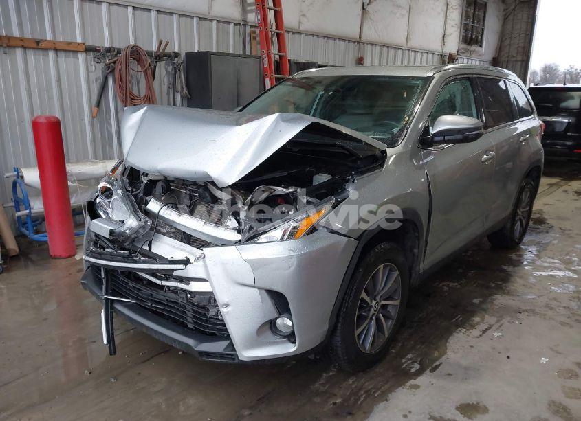 Photo 2 of 2019 Toyota Highlander XLE (VIN 5TDKZRFH8KS339489)