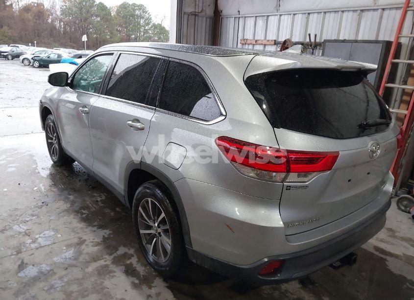 Photo 3 of 2019 Toyota Highlander XLE (VIN 5TDKZRFH8KS339489)