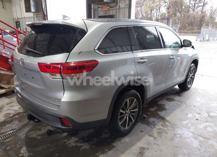Photo 4 of 2019 Toyota Highlander XLE (VIN 5TDKZRFH8KS339489)