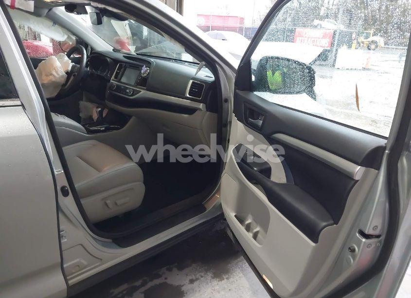 Photo 5 of 2019 Toyota Highlander XLE (VIN 5TDKZRFH8KS339489)