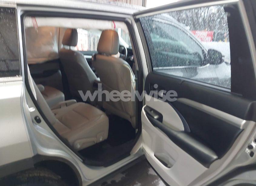 Photo 8 of 2019 Toyota Highlander XLE (VIN 5TDKZRFH8KS339489)