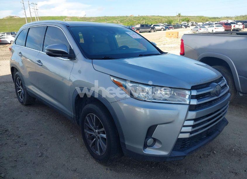 2019 Toyota Highlander XLE (VIN 5TDKZRFH8KS552538) main photo