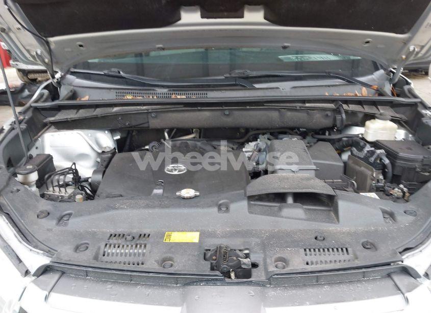 Photo 10 of 2019 Toyota Highlander XLE (VIN 5TDKZRFH8KS552538)