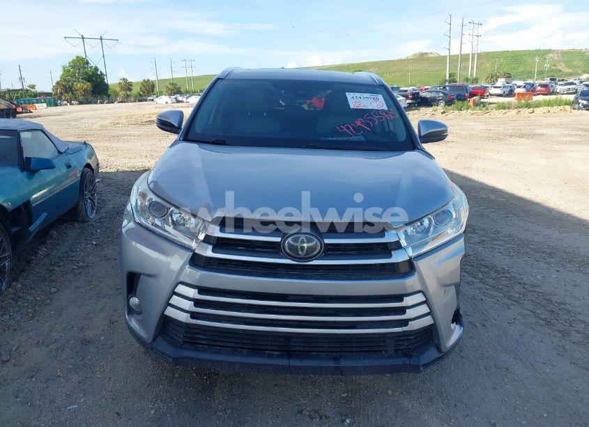 Photo 12 of 2019 Toyota Highlander XLE (VIN 5TDKZRFH8KS552538)