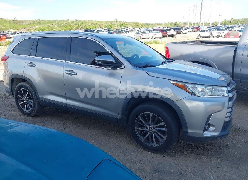 Photo 13 of 2019 Toyota Highlander XLE (VIN 5TDKZRFH8KS552538)