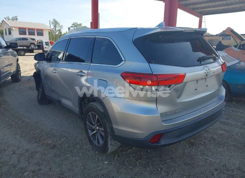 Photo 3 of 2019 Toyota Highlander XLE (VIN 5TDKZRFH8KS552538)