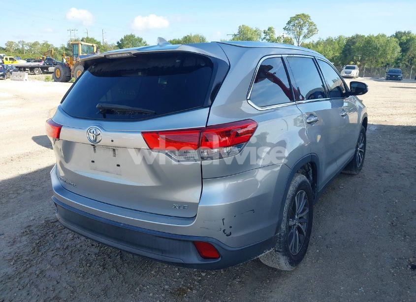 Photo 4 of 2019 Toyota Highlander XLE (VIN 5TDKZRFH8KS552538)