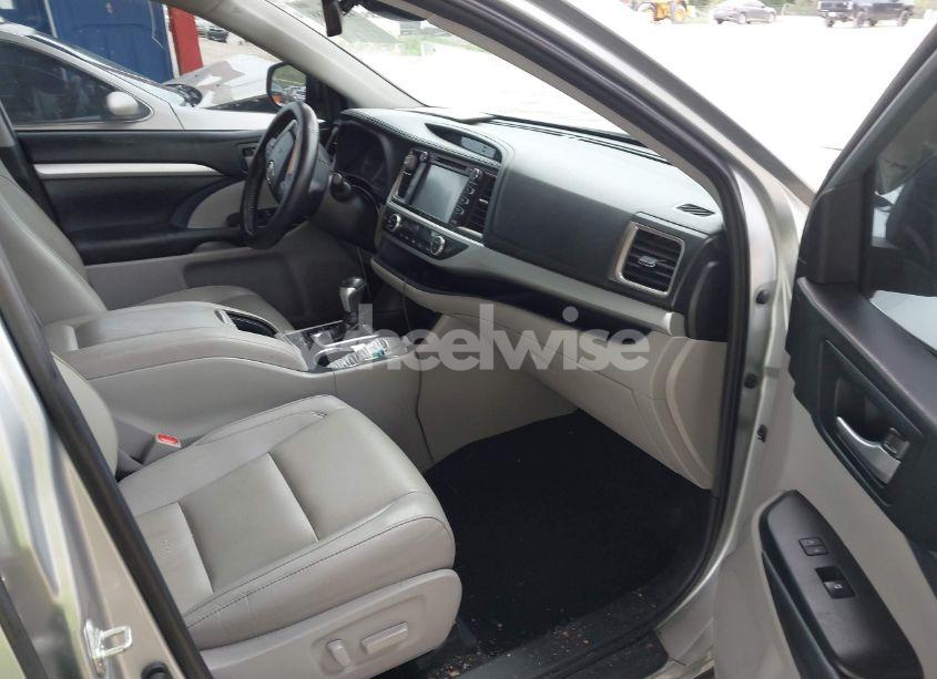 Photo 5 of 2019 Toyota Highlander XLE (VIN 5TDKZRFH8KS552538)