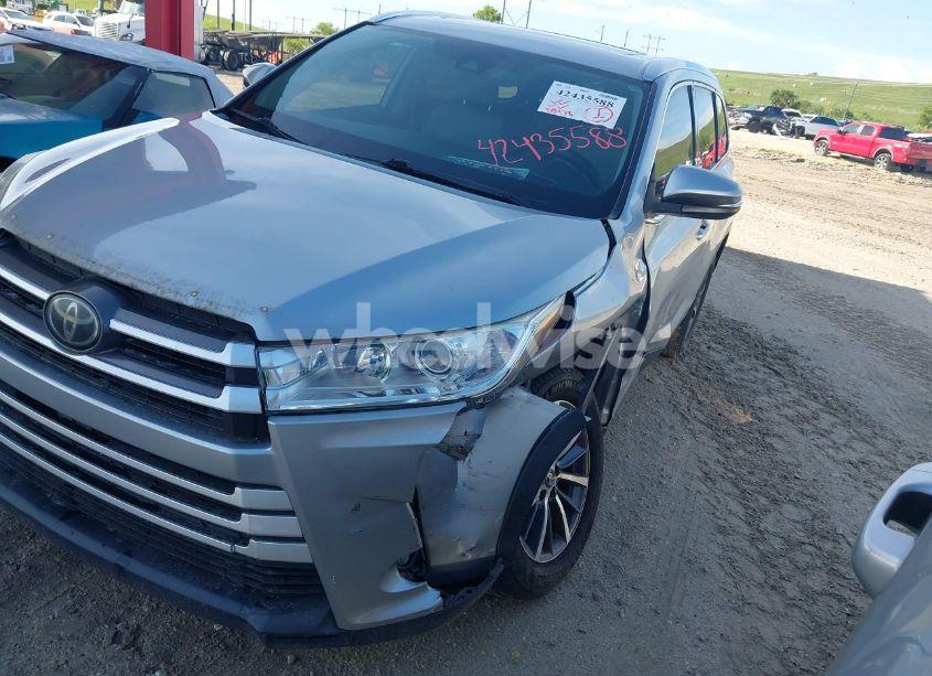 Photo 6 of 2019 Toyota Highlander XLE (VIN 5TDKZRFH8KS552538)