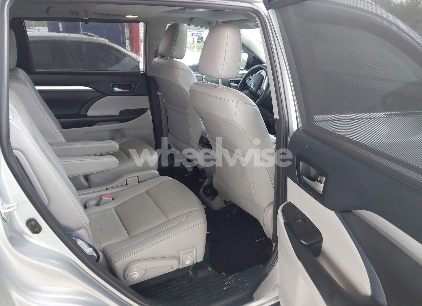 Photo 8 of 2019 Toyota Highlander XLE (VIN 5TDKZRFH8KS552538)