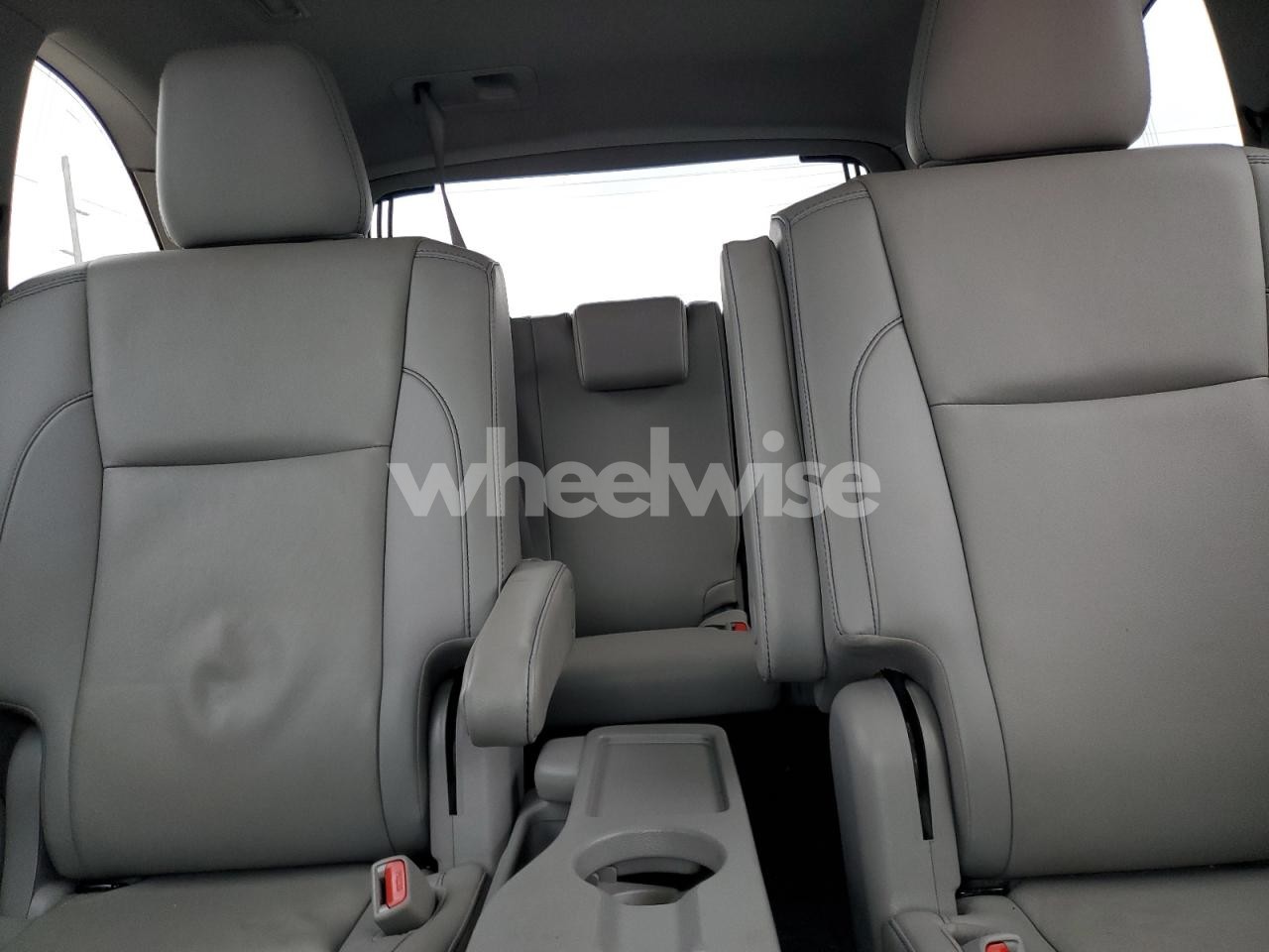 Photo 10 of 2019 TOYOTA HIGHLANDER SE N/A (VIN 5TDKZRFH8KS557514)