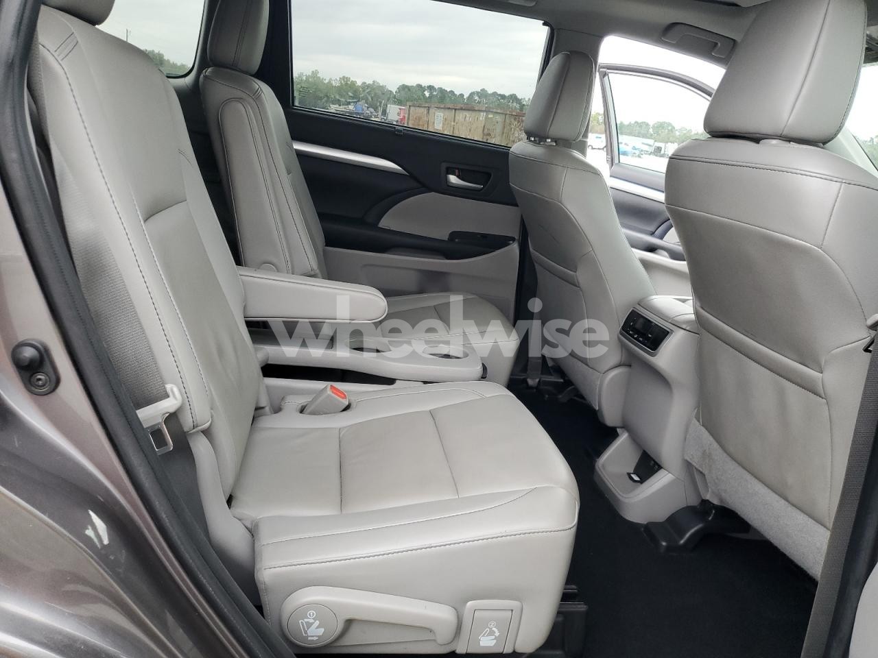 Photo 11 of 2019 TOYOTA HIGHLANDER SE N/A (VIN 5TDKZRFH8KS557514)