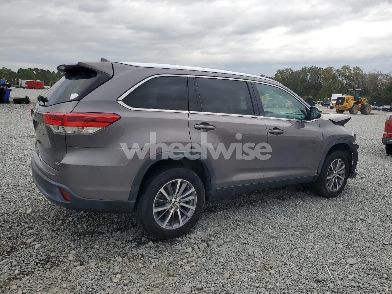 Photo 3 of 2019 TOYOTA HIGHLANDER SE N/A (VIN 5TDKZRFH8KS557514)
