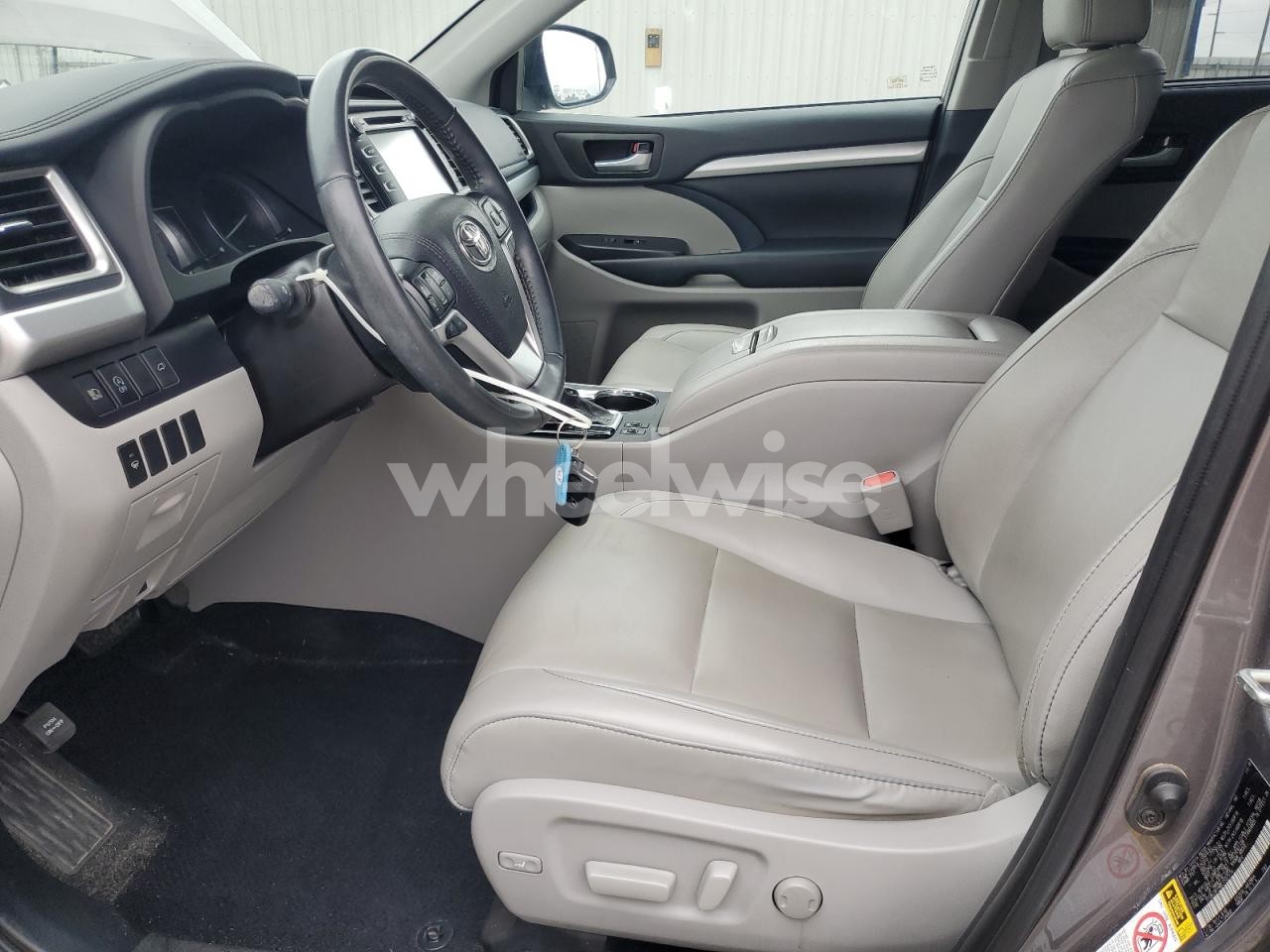 Photo 7 of 2019 TOYOTA HIGHLANDER SE N/A (VIN 5TDKZRFH8KS557514)