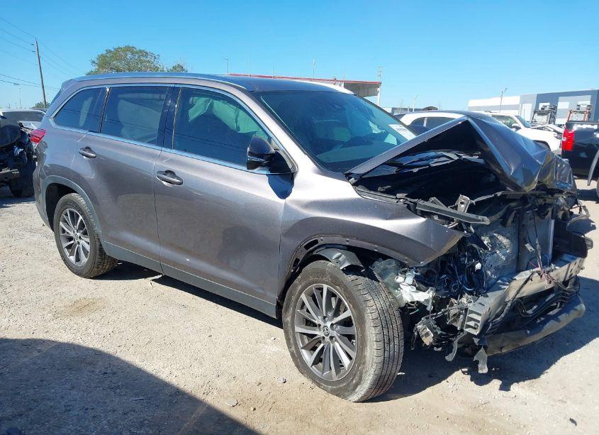 2019 Toyota Highlander XLE (VIN 5TDKZRFH8KS574460) main photo