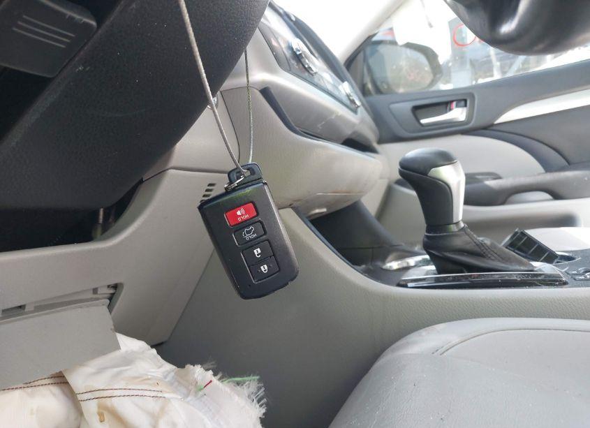 Photo 11 of 2019 Toyota Highlander XLE (VIN 5TDKZRFH8KS574460)