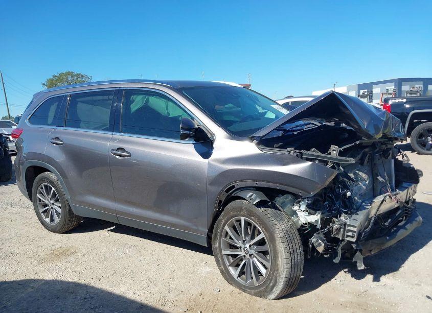 Photo 13 of 2019 Toyota Highlander XLE (VIN 5TDKZRFH8KS574460)