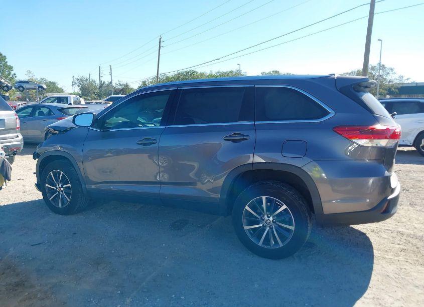 Photo 14 of 2019 Toyota Highlander XLE (VIN 5TDKZRFH8KS574460)
