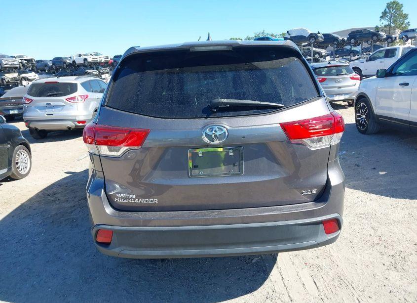 Photo 16 of 2019 Toyota Highlander XLE (VIN 5TDKZRFH8KS574460)