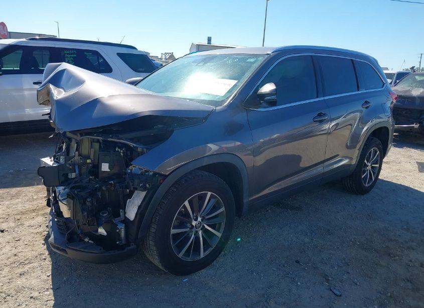 Photo 2 of 2019 Toyota Highlander XLE (VIN 5TDKZRFH8KS574460)