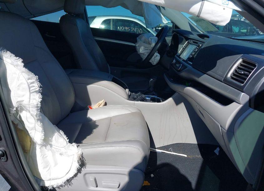 Photo 5 of 2019 Toyota Highlander XLE (VIN 5TDKZRFH8KS574460)