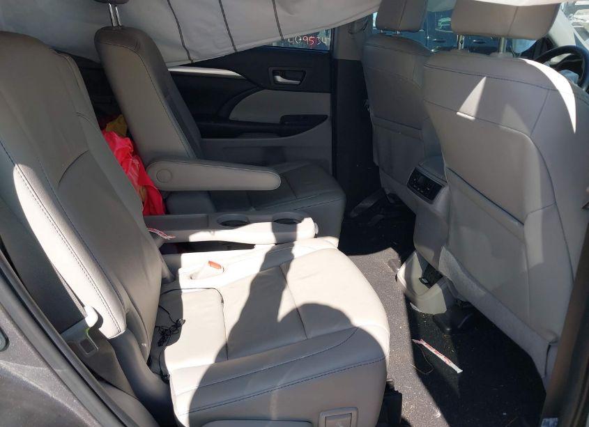 Photo 8 of 2019 Toyota Highlander XLE (VIN 5TDKZRFH8KS574460)