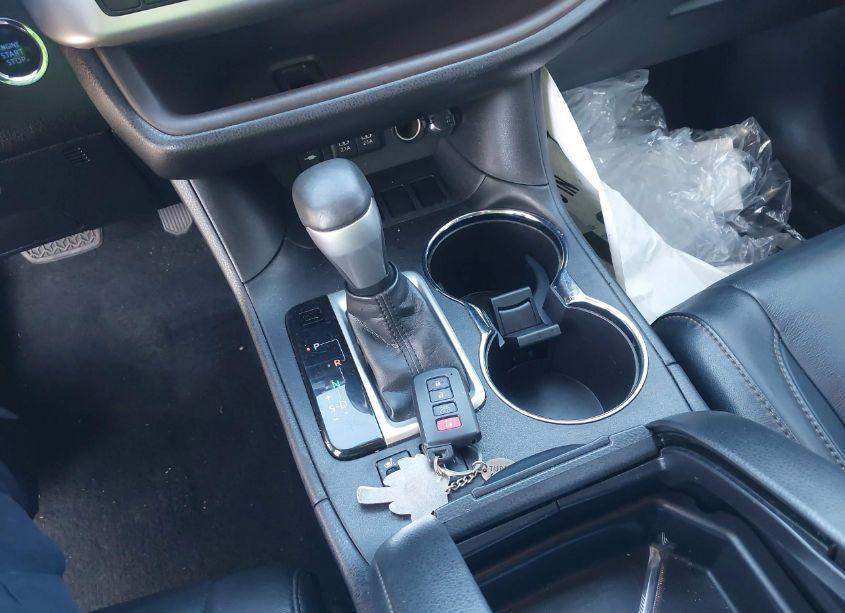 Photo 11 of 2017 Toyota Highlander XLE (VIN 5TDKZRFH9HS518276)