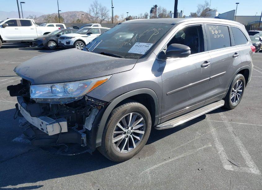 Photo 2 of 2017 Toyota Highlander XLE (VIN 5TDKZRFH9HS518276)