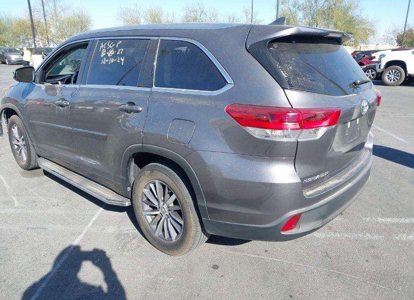 Photo 3 of 2017 Toyota Highlander XLE (VIN 5TDKZRFH9HS518276)