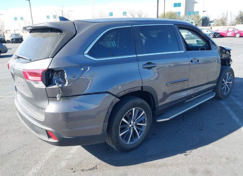 Photo 4 of 2017 Toyota Highlander XLE (VIN 5TDKZRFH9HS518276)