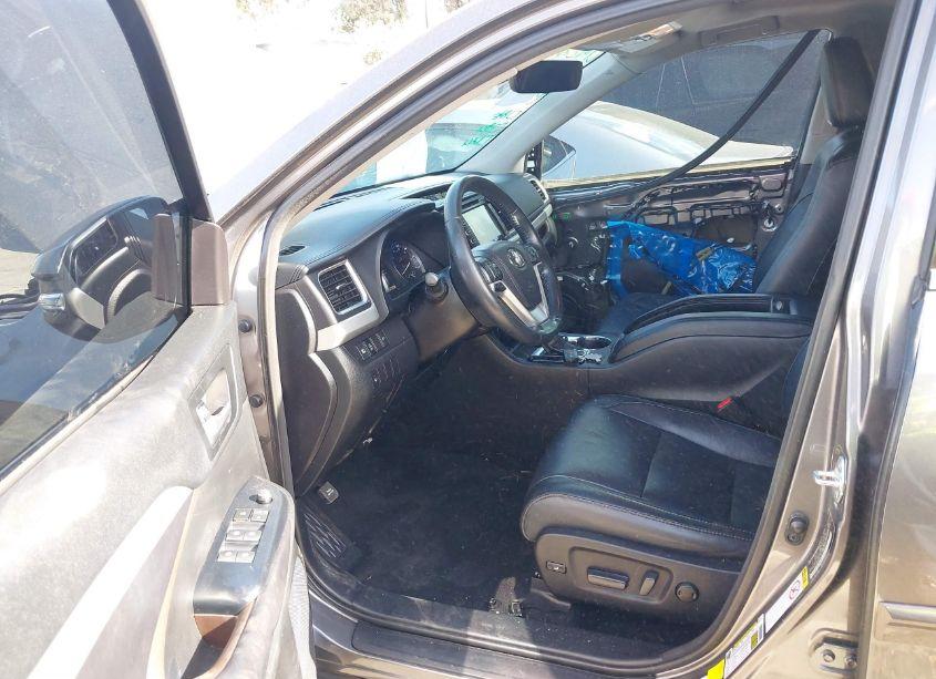 Photo 5 of 2017 Toyota Highlander XLE (VIN 5TDKZRFH9HS518276)