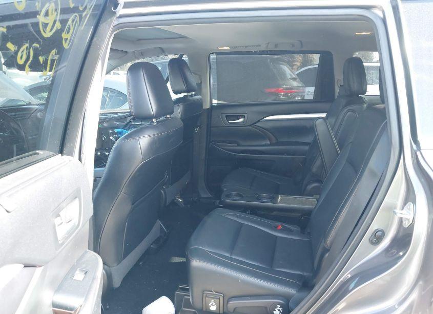 Photo 8 of 2017 Toyota Highlander XLE (VIN 5TDKZRFH9HS518276)