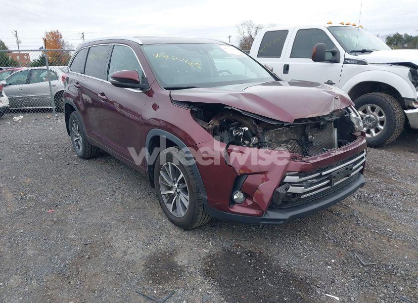2018 Toyota Highlander XLE (VIN 5TDKZRFH9JS281567) main photo