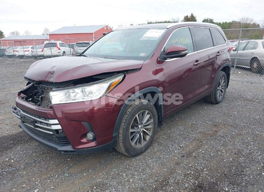 Photo 2 of 2018 Toyota Highlander XLE (VIN 5TDKZRFH9JS281567)