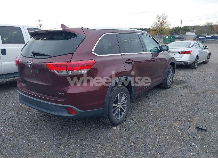 Photo 4 of 2018 Toyota Highlander XLE (VIN 5TDKZRFH9JS281567)