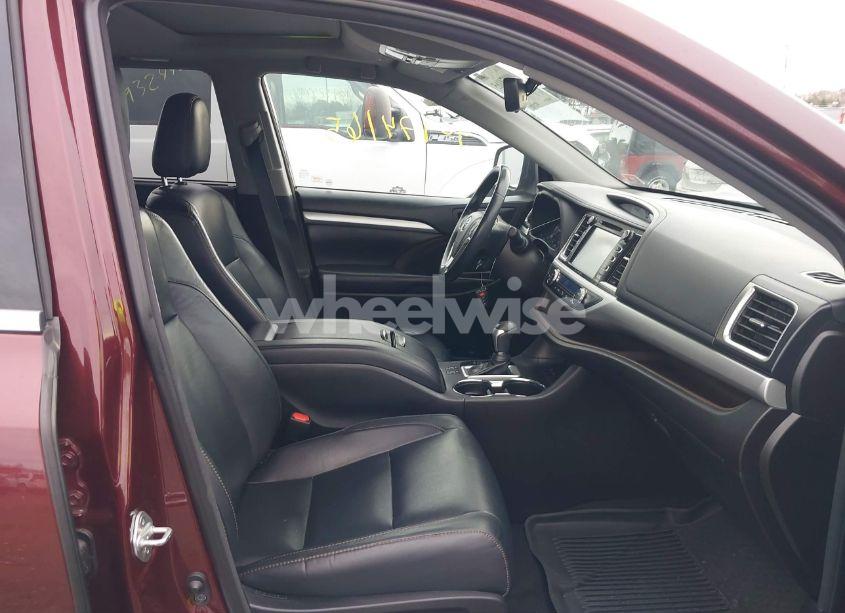 Photo 5 of 2018 Toyota Highlander XLE (VIN 5TDKZRFH9JS281567)