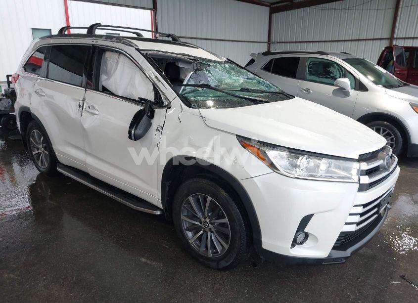 2018 Toyota Highlander XLE (VIN 5TDKZRFH9JS536377) main photo