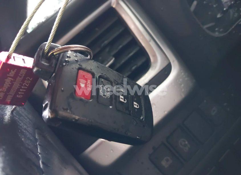 Photo 11 of 2018 Toyota Highlander XLE (VIN 5TDKZRFH9JS536377)