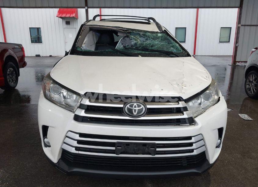 Photo 13 of 2018 Toyota Highlander XLE (VIN 5TDKZRFH9JS536377)