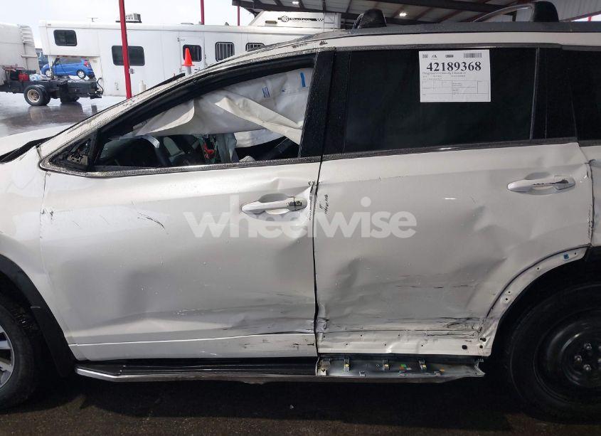 Photo 15 of 2018 Toyota Highlander XLE (VIN 5TDKZRFH9JS536377)