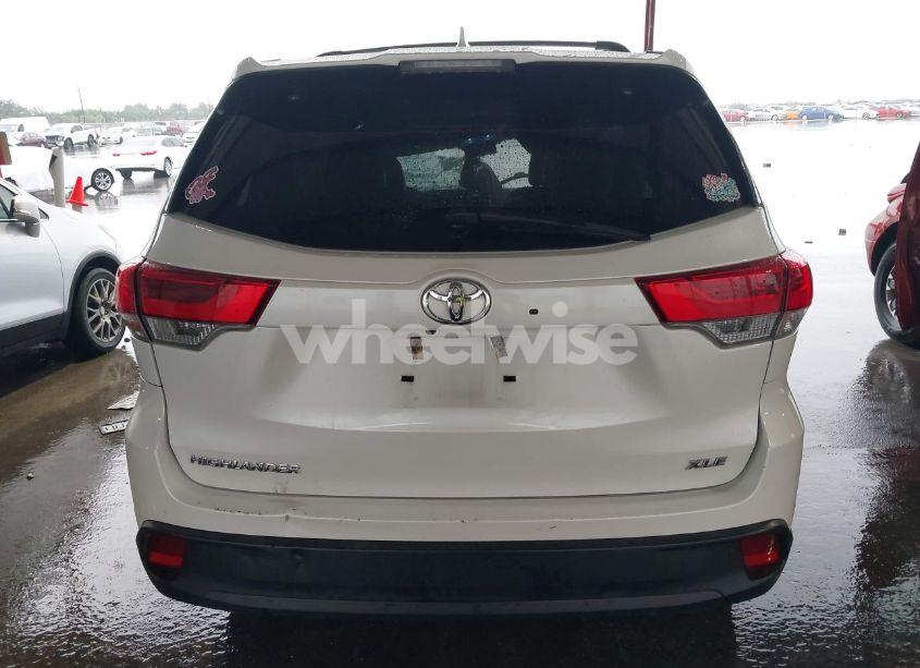 Photo 17 of 2018 Toyota Highlander XLE (VIN 5TDKZRFH9JS536377)