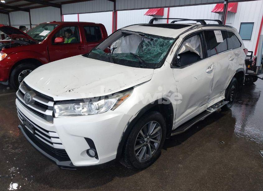 Photo 2 of 2018 Toyota Highlander XLE (VIN 5TDKZRFH9JS536377)