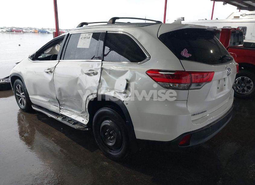 Photo 3 of 2018 Toyota Highlander XLE (VIN 5TDKZRFH9JS536377)