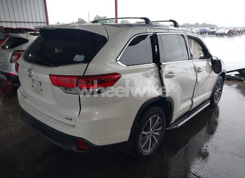 Photo 4 of 2018 Toyota Highlander XLE (VIN 5TDKZRFH9JS536377)