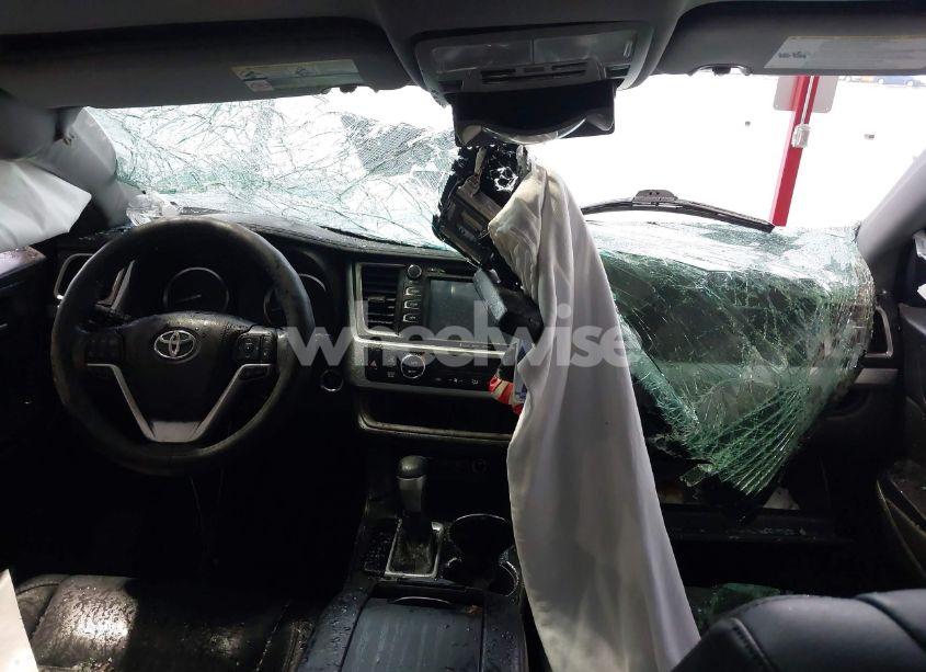 Photo 5 of 2018 Toyota Highlander XLE (VIN 5TDKZRFH9JS536377)