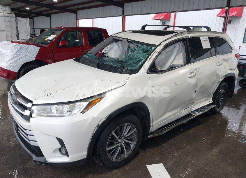 Photo 6 of 2018 Toyota Highlander XLE (VIN 5TDKZRFH9JS536377)